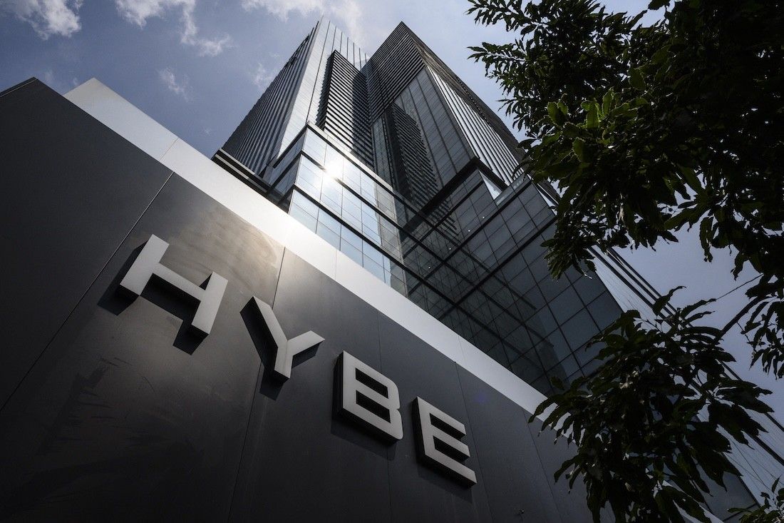 HYBE 간판 이미지